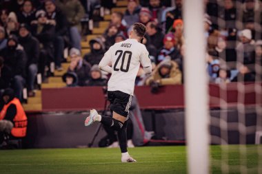 Ernest Muci, UEFA Avrupa Konferans Ligi 'nde Aston Villa FC ile Legia Warszawa arasında oynanan 23 / 24' lük maçta Birmingham, Villa Park 'ta gol attıktan sonra kutluyor. (Maciej Rogowski)