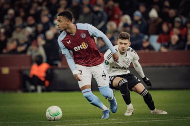 Ezri Konsa, Ernest Muci UEFA Avrupa Konferans Ligi 'nde Aston Villa FC ile Legia Warszawa arasında oynanan maçta Birmingham, Villa Park' ta oynandı. (Maciej Rogowski)