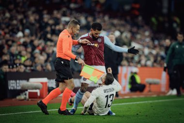 Douglas Luiz, Pawel Wszolek UEFA Avrupa Konferans Ligi 'nde Aston Villa FC ile Legia Warszawa arasında oynanan maçta Birmingham, Villa Park' ta yer aldı. (Maciej Rogowski)