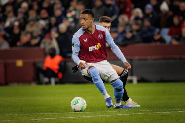 Ernest Muci, Ezri Konsa UEFA Avrupa Konferans Ligi 'nde Aston Villa FC ile Legia Warszawa arasında oynanan maçta Birmingham, Villa Park' ta oynandı. (Maciej Rogowski)