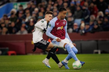 Ernest Muci, Ezri Konsa UEFA Avrupa Konferans Ligi 'nde Aston Villa FC ile Legia Warszawa arasında oynanan maçta Birmingham, Villa Park' ta oynandı. (Maciej Rogowski)