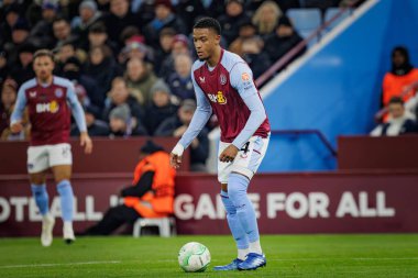 Ezri Konsa, UEFA Avrupa Konferans Ligi sırasında Aston Villa FC ile Legia Warszawa arasında oynanan maçta Birmingham, Villa Park 'ta oynandı. (Maciej Rogowski)
