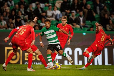 Marcus Edwards, Liga Portekiz maçında 5 defans oyuncusu arasında 23 / 24 Maç sırasında Sporting CP ve Gil Vicente FC, Estadio Jose Alvalade, Lizbon, Portekiz. (Maciej Rogowski)