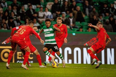 Marcus Edwards, Liga Portekiz maçında 5 defans oyuncusu arasında 23 / 24 Maç sırasında Sporting CP ve Gil Vicente FC, Estadio Jose Alvalade, Lizbon, Portekiz. (Maciej Rogowski)
