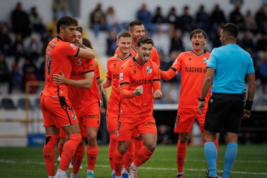 Vitoria 'nın oyuncuları, Liga Portugal maçında SC Farense ile Vitoria SC, Estadio de Sao Luis, Faro, Portekiz arasında oynanan 23 / 24' lük maçın ardından kutluyorlar. (Maciej Rogowski)