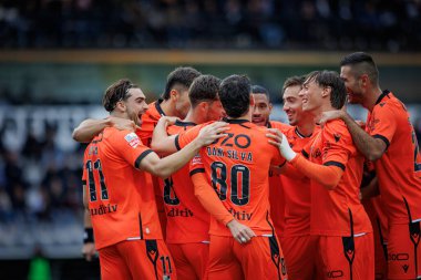 Vitoria 'nın oyuncuları, Liga Portugal maçında SC Farense ile Vitoria SC, Estadio de Sao Luis, Faro, Portekiz arasında oynanan 23 / 24' lük maçın ardından kutluyorlar. (Maciej Rogowski)