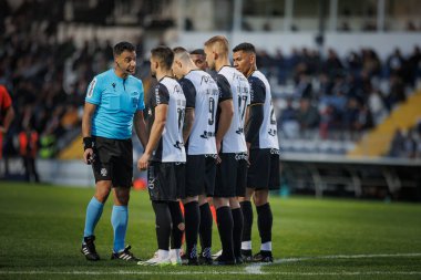 Liga Portekiz 'de, SC Farense ile Vitoria SC, Estadio de Sao Luis, Faro, Portekiz arasında oynanan 23 / 24 maçında hakem Manuel Oliveira ile Farense' nin oyuncuları. (Maciej Rogowski)