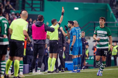 Pepe, Liga Portugal maçında hakem Nuno Almeida tarafından Sporting CP ile FC Porto, Estadio Jose Alvalade, Lizbon, Portekiz arasında 23 / 24 oynanan maçta uğurlandı. (Maciej Rogowski)