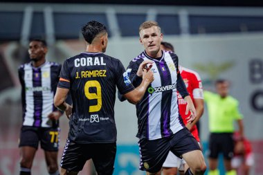 Vladan Daniloviç, Liga Portugal 2 Sabseg 23 / 24 maçında SL Benfica B ve CD Nacional arasında oynadığı Benfica Campus, Seixal, Lizbon, Portekiz maçında attığı golü kutluyor. (Maciej Rogowski)
