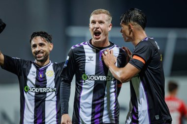 Vladan Daniloviç, Liga Portugal 2 Sabseg 23 / 24 maçında SL Benfica B ve CD Nacional arasında oynadığı Benfica Campus, Seixal, Lizbon, Portekiz maçında attığı golü kutluyor. (Maciej Rogowski)