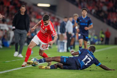 Portekiz 'in Taca de Portugal maçında Rafael Silva, Otavio Ataide SL Benfica ile Portekiz' in Lizbon kentinde FC Famalicao arasında oynanan 24. (Maciej Rogowski)