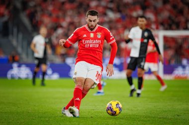 Portekiz 'in Lizbon şehrindeki Estadio Da Luz' da oynayan SL Benfica ile SC Farense arasında oynanan Liga Portekiz maçında Orkun Kokcu. (Maciej Rogowski)