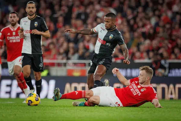 David Pastor, Casper Tengstedt Liga Portekiz maçında SL Benfica ve SC Farense arasında Estadio Da Luz, Lizbon, Portekiz 'de oynanan maçta. (Maciej Rogowski)