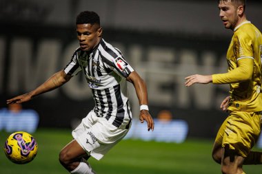 Helio Varela, Portekiz Ligi sırasında Portimonense SC ile Portekiz 'in Portimao şehrindeki Estadio Municipal de Portimao' da SC Farense arasında oynanan 23 / 24 maçında. (Maciej Rogowski)