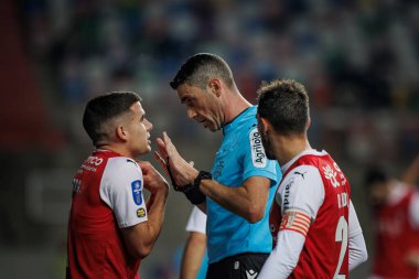 Victor Gomez ve hakem Nuno Almeida Taca Da Liga 23 / 24 (Allianz Kupası) sırasında Estadio Municipal de Leiria 'da Sporting CP ve Sporting Clube de Braga arasında oynanan ilk yarı final maçı - Estadio Dr. Magalhaes Pessoa, Leiria, Portekiz. (Maciej Rogo