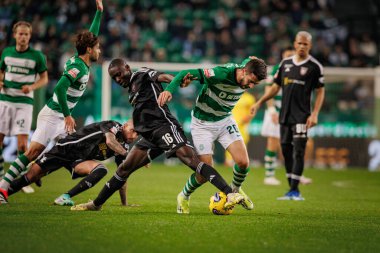 Beni Mukendi ile Liga Portugal maçında Liga CP ve Casa Pia AC, Estadio Jose Alvalade, Lizbon, Portekiz arasında oynanan maçta Paulinho ile düello yaptı. (Maciej Rogowski)