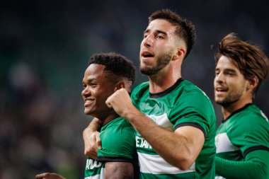 Geny Catamo ve Goncalo Inacio, Liga Portugal maçında attıkları 23 / 24 'lük golü Sporting CP ve Casa Pia AC, Estadio Jose Alvalade, Lizbon, Portekiz arasında kutluyorlar. (Maciej Rogowski)