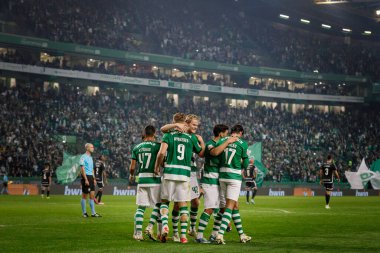 Sporcu Oyuncuları, Liga Portekiz 'de Liga CP ile Casa Pia AC, Estadio Jose Alvalade, Lizbon, Portekiz arasında oynanan 23 / 24' lük maçta Viktor Gyokeres 'in attığı gol sonrasında kutluyor. (Maciej Rogowski)