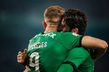 Viktor Gyokeres, Liga Portekiz 'de Sporting CP ile Casa Pia AC, Estadio Jose Alvalade, Lizbon, Portekiz arasında oynanan 23 / 24 maçında Trincao ile kutluyor. (Maciej Rogowski)