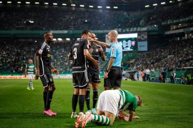 Joao Nunes ve Neto, Liga Portugal maçında hakem Helder Carvalho ile Sporting CP ve Casa Pia AC, Estadio Jose Alvalade, Lizbon, Portekiz arasında 23 / 24 maç tartışır. (Maciej Rogowski)