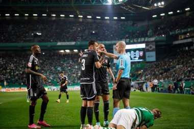 Joao Nunes ve Neto, Liga Portugal maçında hakem Helder Carvalho ile Sporting CP ve Casa Pia AC, Estadio Jose Alvalade, Lizbon, Portekiz arasında 23 / 24 maç tartışır. (Maciej Rogowski)