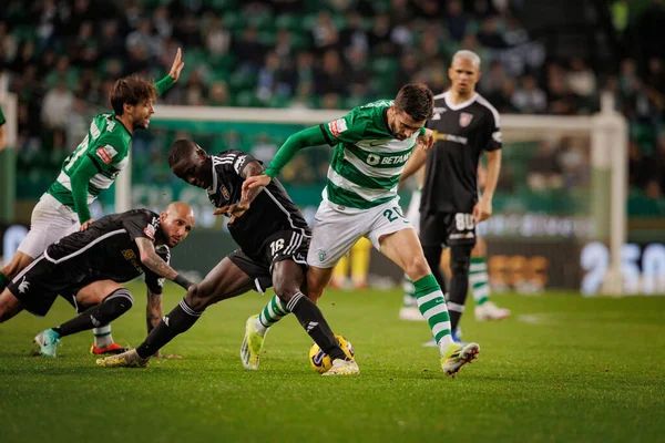 Beni Mukendi ile Liga Portugal maçında Liga CP ve Casa Pia AC, Estadio Jose Alvalade, Lizbon, Portekiz arasında oynanan maçta Paulinho ile düello yaptı. (Maciej Rogowski)