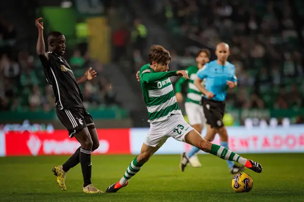 Daniel Braganca, Liga Portekiz 'de Casa Pia AC, Estadio Jose Alvalade, Lizbon, Portekiz arasında oynanan 23 / 24 maçında Neto ile düello yaptı. (Maciej Rogowski)
