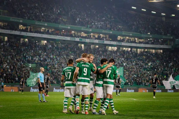 Sporcu Oyuncuları, Liga Portekiz 'de Liga CP ile Casa Pia AC, Estadio Jose Alvalade, Lizbon, Portekiz arasında oynanan 23 / 24' lük maçta Viktor Gyokeres 'in attığı gol sonrasında kutluyor. (Maciej Rogowski)