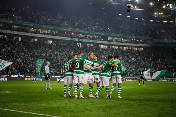 Sporcu Oyuncuları, Liga Portekiz 'de Liga CP ile Casa Pia AC, Estadio Jose Alvalade, Lizbon, Portekiz arasında oynanan 23 / 24' lük maçta Viktor Gyokeres 'in attığı gol sonrasında kutluyor. (Maciej Rogowski)