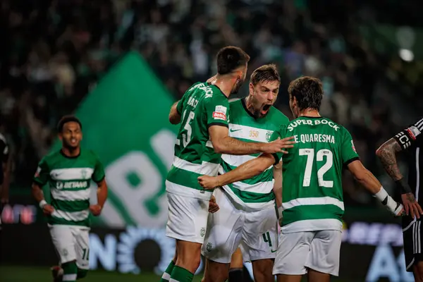 Sporcu Oyuncuları, Liga Portekiz 'de Liga CP ile Casa Pia AC, Estadio Jose Alvalade, Lizbon, Portekiz arasında oynanan 23 / 24' lük maçta Sebastian Coates 'un attığı golü kutluyor. (Maciej Rogowski)
