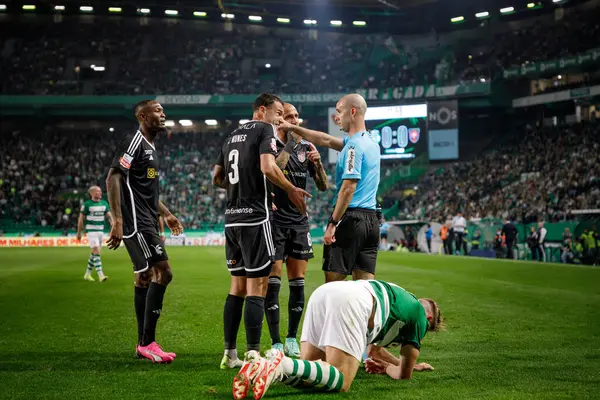 Joao Nunes ve Neto, Liga Portugal maçında hakem Helder Carvalho ile Sporting CP ve Casa Pia AC, Estadio Jose Alvalade, Lizbon, Portekiz arasında 23 / 24 maç tartışır. (Maciej Rogowski)