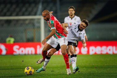 Liga Portekiz 'de oynanan maçta Leo Cordeiro ve Nuno Santos arasında Estadio Dom Afonso Henriques, Guimaraes, Portekiz' de oynanan maçta Vitoria Sport Clube ile CF Estrela Amadora arasında oynanan düello. (Maciej Rogowski)
