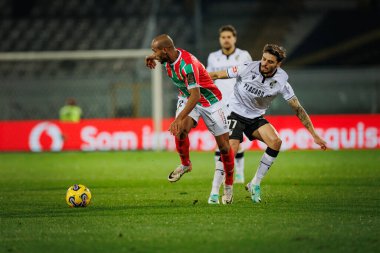 Liga Portekiz 'de oynanan maçta Leo Cordeiro ve Nuno Santos arasında Estadio Dom Afonso Henriques, Guimaraes, Portekiz' de oynanan maçta Vitoria Sport Clube ile CF Estrela Amadora arasında oynanan düello. (Maciej Rogowski)