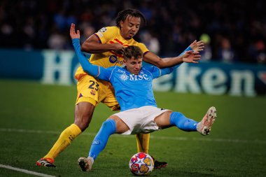 Jules Kounde, Jesper Lindstrom UEFA Şampiyonlar Ligi 'nde SSC Napoli ve FC Barcelona arasında oynanan 23 / 24 maçında Stadio Diego Armando Maradona, Napoli, İtalya. (Maciej Rogowski)
