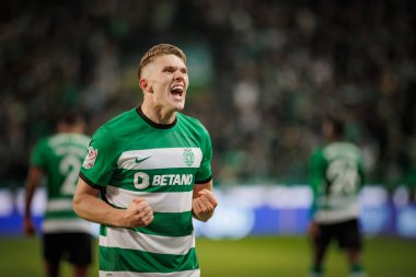 Viktor Gyokeres, Goa 'yı gol attıktan sonra, Portekiz' in Lizbon şehrinde Estadio Jose Alvalade 'de Sporting CP ile SL Benfica arasında oynanan 23 / 24 yarı final maçında kutluyor. (Maciej Rogowski)