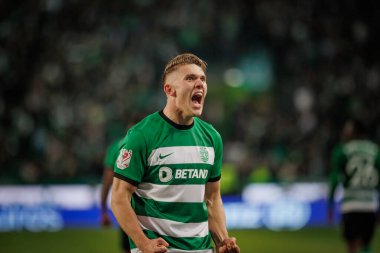 Viktor Gyokeres, Goa 'yı gol attıktan sonra, Portekiz' in Lizbon şehrinde Estadio Jose Alvalade 'de Sporting CP ile SL Benfica arasında oynanan 23 / 24 yarı final maçında kutluyor. (Maciej Rogowski)