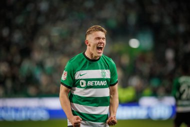 Viktor Gyokeres, Goa 'yı gol attıktan sonra, Portekiz' in Lizbon şehrinde Estadio Jose Alvalade 'de Sporting CP ile SL Benfica arasında oynanan 23 / 24 yarı final maçında kutluyor. (Maciej Rogowski)
