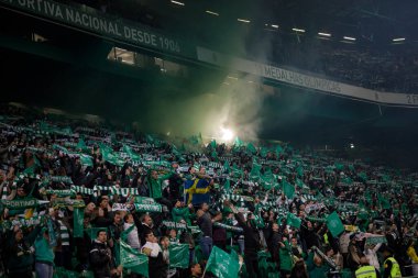 Portekiz 'in Taca de Portugal takımının taraftarları Sporting CP ile SL Benfica arasında oynanan 23 / 24 yarı final maçında Estadio Jose Alvalade, Lizbon, Portekiz' de mücadele etti. (Maciej Rogowski)