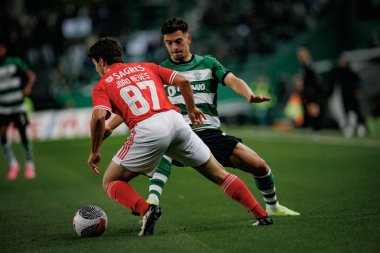 Joao Neves, Pedro Goncalves Taca de Portugal 'da 23 / 24 yarı final maçı sırasında Estadio Jose Alvalade, Lizbon, Portekiz' de SL Benfica ile karşılaştı. (Maciej Rogowski)