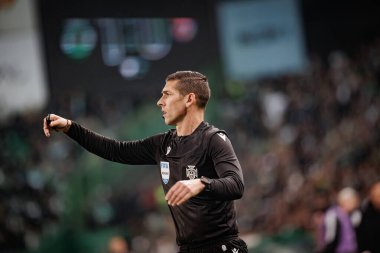 Portekiz 'in Lizbon şehrinde Estadio Jose Alvalade' de Sporting CP ile SL Benfica arasında oynanan Taca de Portugal 23 / 24 yarı final maçında Fabio Verissimo (hakem). (Maciej Rogowski)