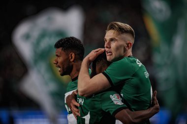 Viktor Gyokeres, Portekiz 'in başkenti Lizbon' daki Estadio Jose Alvalade 'de bulunan Sporting CP ile SL Benfica arasında oynanan 23 / 24 yarı final maçında Geny Catamo ile yaptığı golü kutluyor. (Maciej Rogowski)