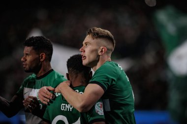 Viktor Gyokeres, Portekiz 'in başkenti Lizbon' daki Estadio Jose Alvalade 'de bulunan Sporting CP ile SL Benfica arasında oynanan 23 / 24 yarı final maçında Geny Catamo ile yaptığı golü kutluyor. (Maciej Rogowski)