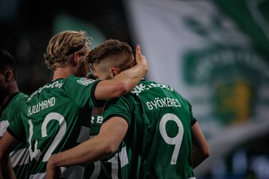 Viktor Gyokeres, Portekiz 'in başkenti Lizbon' daki Estadio Jose Alvalade 'de Sporting CP ile SL Benfica arasında oynanan 23 / 24 yarı final maçında Morten Hjulmand ile gol attıktan sonra kutluyor. (Maciej Rogowski)