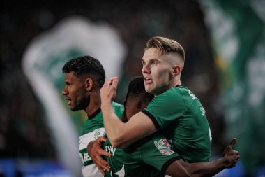 Viktor Gyokeres, Portekiz 'in başkenti Lizbon' daki Estadio Jose Alvalade 'de bulunan Sporting CP ile SL Benfica arasında oynanan 23 / 24 yarı final maçında Geny Catamo ile yaptığı golü kutluyor. (Maciej Rogowski)