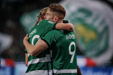 Viktor Gyokeres, Portekiz 'in başkenti Lizbon' daki Estadio Jose Alvalade 'de Sporting CP ile SL Benfica arasında oynanan 23 / 24 yarı final maçında Morten Hjulmand ile gol attıktan sonra kutluyor. (Maciej Rogowski)