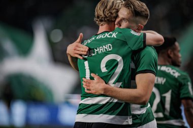 Viktor Gyokeres, Portekiz 'in başkenti Lizbon' daki Estadio Jose Alvalade 'de Sporting CP ile SL Benfica arasında oynanan 23 / 24 yarı final maçında Morten Hjulmand ile gol attıktan sonra kutluyor. (Maciej Rogowski)
