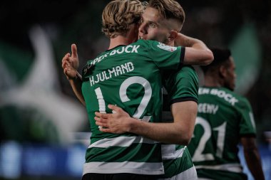 Viktor Gyokeres, Portekiz 'in başkenti Lizbon' daki Estadio Jose Alvalade 'de Sporting CP ile SL Benfica arasında oynanan 23 / 24 yarı final maçında Morten Hjulmand ile gol attıktan sonra kutluyor. (Maciej Rogowski)