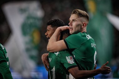 Viktor Gyokeres, Portekiz 'in başkenti Lizbon' daki Estadio Jose Alvalade 'de bulunan Sporting CP ile SL Benfica arasında oynanan 23 / 24 yarı final maçında Geny Catamo ile yaptığı golü kutluyor. (Maciej Rogowski)