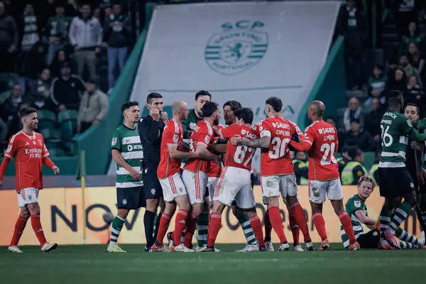 Portekiz 'in başkenti Lizbon' da bulunan Estadio Jose Alvalade 'de bulunan Sporting CP ile SL Benfica arasında oynanan 23 / 24 yarı final maçında her iki takımın oyuncuları da mücadele etti. (Maciej Rogowski)