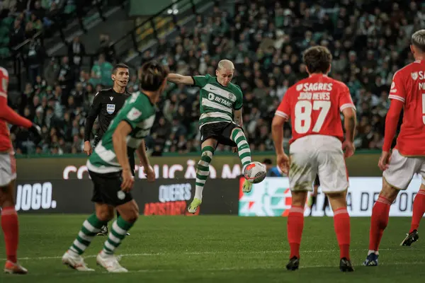 Nuno Santos, Portekiz 'in başkenti Lizbon' daki Estadio Jose Alvalade 'de bulunan Sporting CP ile SL Benfica arasında oynanacak 23 / 24 yarı final maçında harika bir gol attı. (Maciej Rogowski)